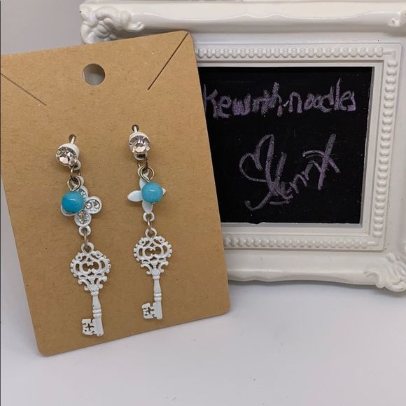 Fashion post earrings - Picture 1 of 5